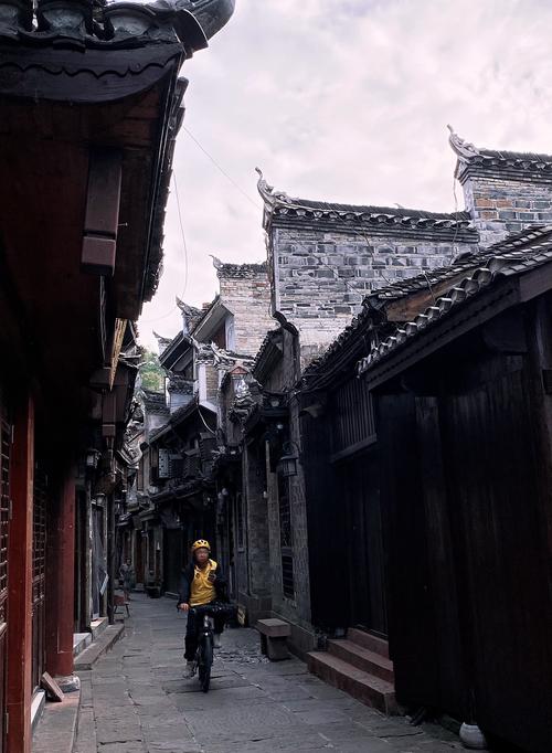 古镇过度商业化(过度商业化对古镇旅游业发展的影响)