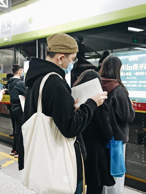 地铁读书运动(地铁读书人)